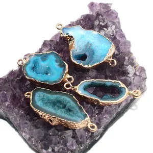 Pendenti in geode di agata naturale blu con bordi dorati su cristallo di ametista