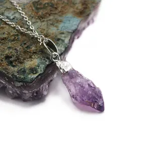Natuurlijke amethist kristallen hanger ketting met verzilverde onregelmatige stenen randen