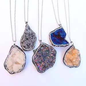 Collares con colgantes de cristal natural y ágata con borde de piedras de circón