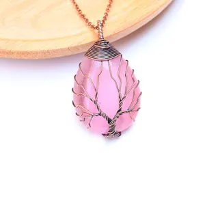 Baum des Lebens Anhänger mit rosa Kristalltropfen und Bronzedrahtwicklung an feiner Kette