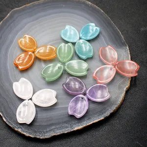 Gros plan de pierres naturelles en forme de pétale translucides pour bijoux DIY