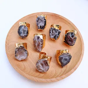 Set aus 8 natürlichen Achat-Druzy-Ringen mit vergoldeter Hammerschlag-Optik auf Holz