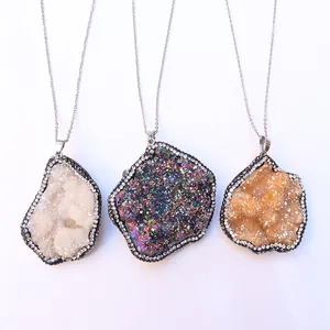 Colgantes de cristal de geoda natural con borde de strass en cadenas plateadas
