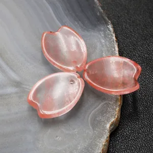 Vue macro détaillée de trois pétales de fleur de cerisier en quartz rose pour bijoux DIY
