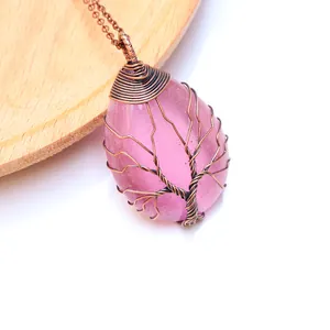 Detailaufnahme des Lebensbaum-Anhängers mit rosa Tropfenstein und bronzefarbener Drahtwicklung