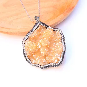 Collar con colgante de drusa natural, piedra de cristal ámbar y borde de diamantes de imitación