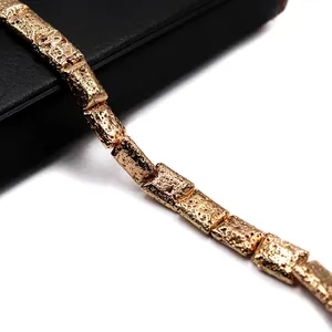 Bracciale a maglie rettangolari placcate in oro con texture in pietra lavica per gioielli