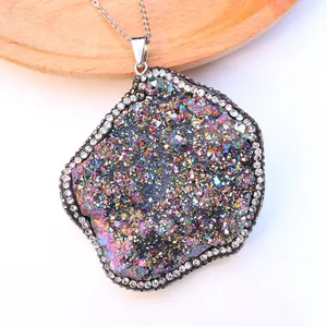 Primer plano de colgante de cristal iridiscente con detalles de borde de diamantes