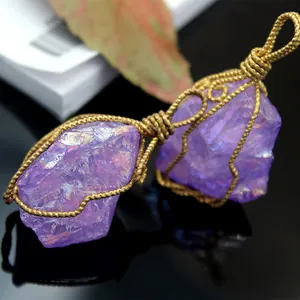Vue macro de pendentifs en cristal violet avec détails de fil doré fait main