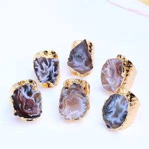 Makroaufnahme von Natur-Achat-Druzy-Ringen mit handgehämmerten vergoldeten Ringen
