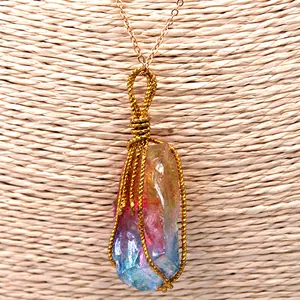 Vue macro d'un pendentif en cristal coloré avec détails artisanaux en fil doré