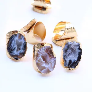 Detail von natürlichen brasilianischen Achat-Geoden-Ringen mit vergoldeten Wellenband