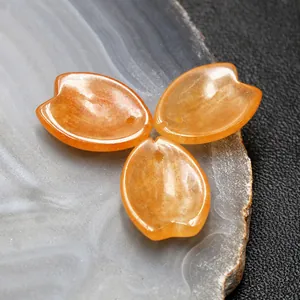 Vue macro de pétales en jade naturel orange avec trous pré-percés pour bijoux DIY