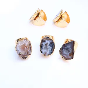 Makro-Detail von verstellbaren vergoldeten Ringen mit natürlichen Achat-Geoden und Hammerschlag