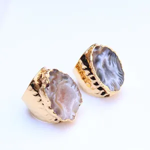 Natürliche brasilianische Achat-Geoden-Ringe mit vergoldeten, gehämmerten Metallbändern