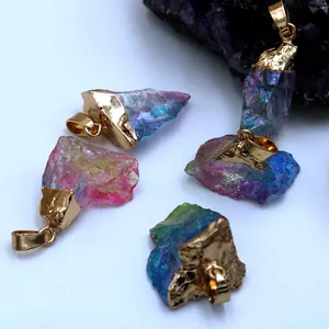 Détail macro de pendentifs en quartz aura naturel avec fil doré sur fond blanc pur