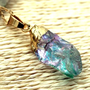 Vue macro d'un pendentif en cristal de quartz aura irrégulier avec placage métallique