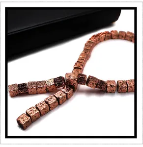 Nahaufnahme der roségoldbeschichteten Lava-Steinperlen mit rauer Mineraltextur