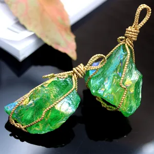 Pendentif en cristal vert naturel avec éclat arc-en-ciel et enveloppe de fil d'or faite main
