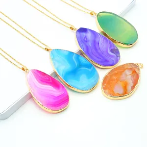 Detailweergave van veelkleurige agaat kettingen met gouden randen in roze en blauw