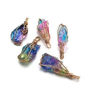 Lot de cinq pendentifs en cristal irisé faits à la main avec un fil doré enveloppé