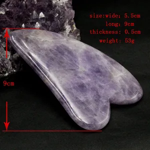 Makro-Detail des lila Amethyst Gua Sha Tools mit Maßen und glatter natürlicher Textur