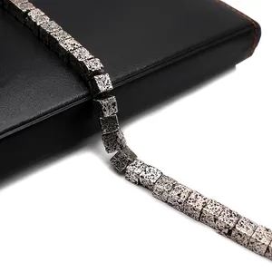 Industrielles Vintage-Armband mit silber-schwarzen quadratischen Lavasteinperlen und Textur