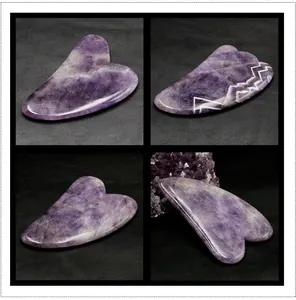 Detaillierte Makroansicht eines herzförmigen Gua Sha Massage-Tools aus Amethyst