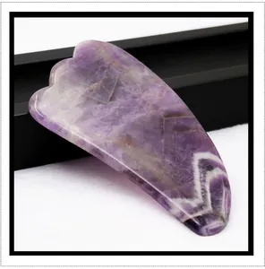 Nahaufnahme von Amethyst Gua Sha Schaber mit natürlichen violetten Texturen und glatten Kanten