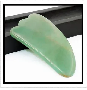 Makro-Detail des natürlichen grünen Jade-Gua-Sha-Werkzeugs für die Gesichtsmassage