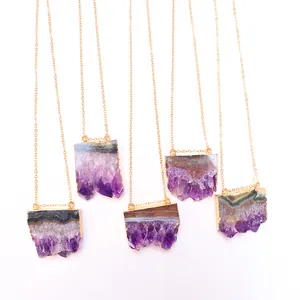 Detail von fünf natürlichen Amethyst-Anhängern mit vergoldeten Kanten an feinen Ketten