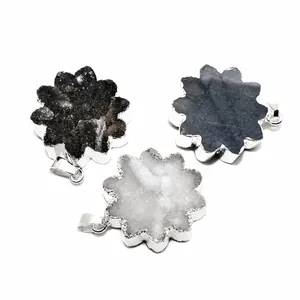 Set de 3 collares de ágata natural druzy en forma de flor con bordes bañados en plata
