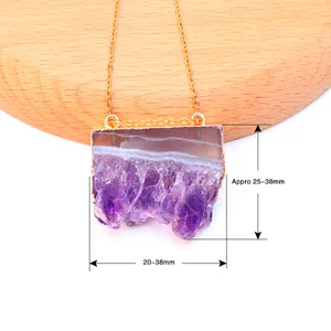 Collana con pendente in ametista e bordo dorato con dimensioni mostrate di 25-38 mm