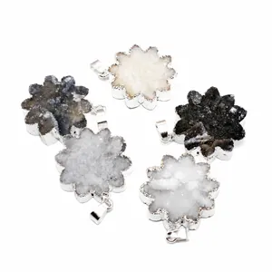 Colgante de geoda natural en forma de flor con borde plateado para collares DIY