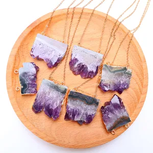 Natürliche Amethyst-Scheiben-Halsketten mit vergoldeten Kanten auf Holztablett