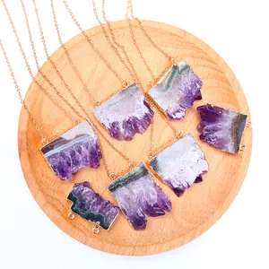 Natürlicher Amethyst-Scheibenanhänger mit vergoldetem Rand und unregelmäßiger Druse-Optik
