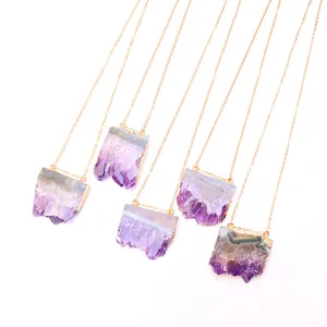 Detail von fünf Amethyst-Anhängern mit vergoldeten Kanten an feinen goldenen Ketten