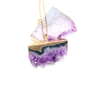 Collana con ciondolo in grappolo di ametista naturale grezza con bordo placcato in oro