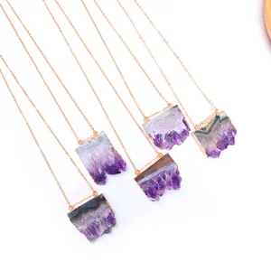 Details von fünf natürlichen Amethyst-Cluster-Anhängern mit Goldrand an dünnen Ketten