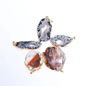 Pendenti in agata naturale con bordi in ottone dorato in varie forme irregolari