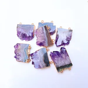 Detaillierte Nahaufnahme von sechs vergoldeten Amethyst-Anhängern mit Doppel-Metallschlaufen