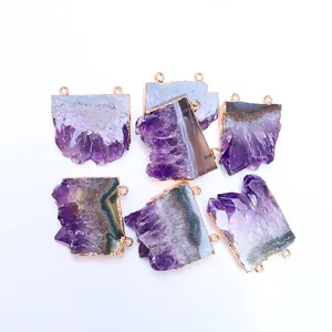Sechs natürliche Amethyst-Scheiben mit vergoldetem Rand und zwei Ösen in der Detailansicht