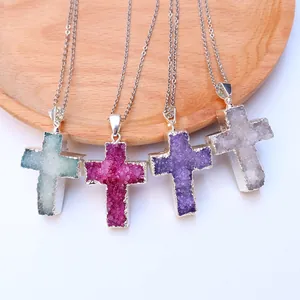 Natürliche Druzy-Kristall-Kreuzhalsketten in Blau, Lila und Pink mit Versilberung