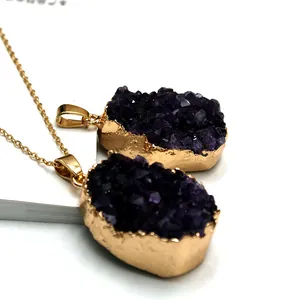 Macro-opname van natuurlijke amethist hangers met vergulde randen en gouden ketting