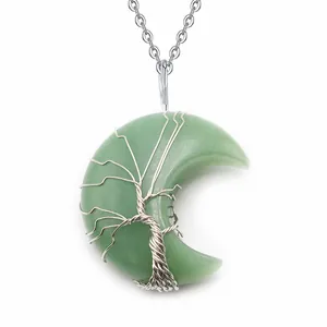 Collana con ciondolo a mezzaluna in pietra verde avvolta in filo di rame albero della vita