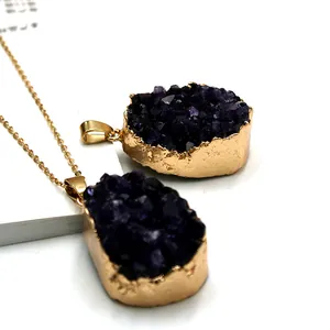 Detailweergave van natuurlijke amethist druzy hanger met vergulde randen met textuur