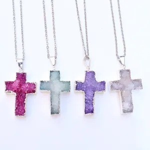 Natürliche Kristall Druzy Kreuz Halsketten in Pink, Grün, Violett und Weiß mit Silberketten