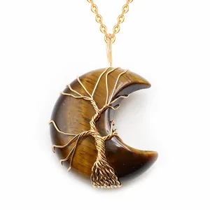 Pendaglio luna in occhio di tigre con albero della vita avvolto in filo d'oro
