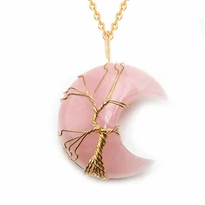 Dettaglio del ciondolo a luna in quarzo rosa con albero della vita in filo dorato