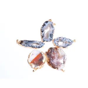 Set di cinque ciondoli in fette di agata naturale con bordi dorati per gioielli fai-da-te